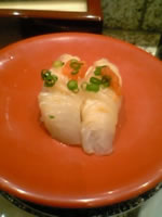 下北沢の利八！利八のお寿司はいつも美味しい！私の好きな白身魚もたくさんあるし。にぎってくれるお兄さんがこれまたかっこいい！！