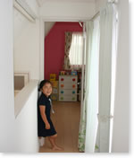 鮮やかな色の壁紙が貼られている子供部屋。
