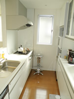 清潔感溢れるキッチン。収納も多くとても便利です。
