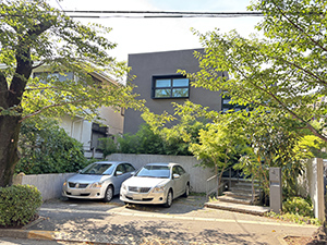 用賀1丁目 桜並木の丘に佇む家